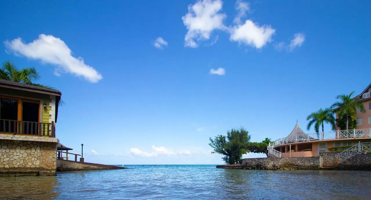 Crystal Cove Oceanfront/ 2 Bedroom Condo Ocho Rios Aparthotel