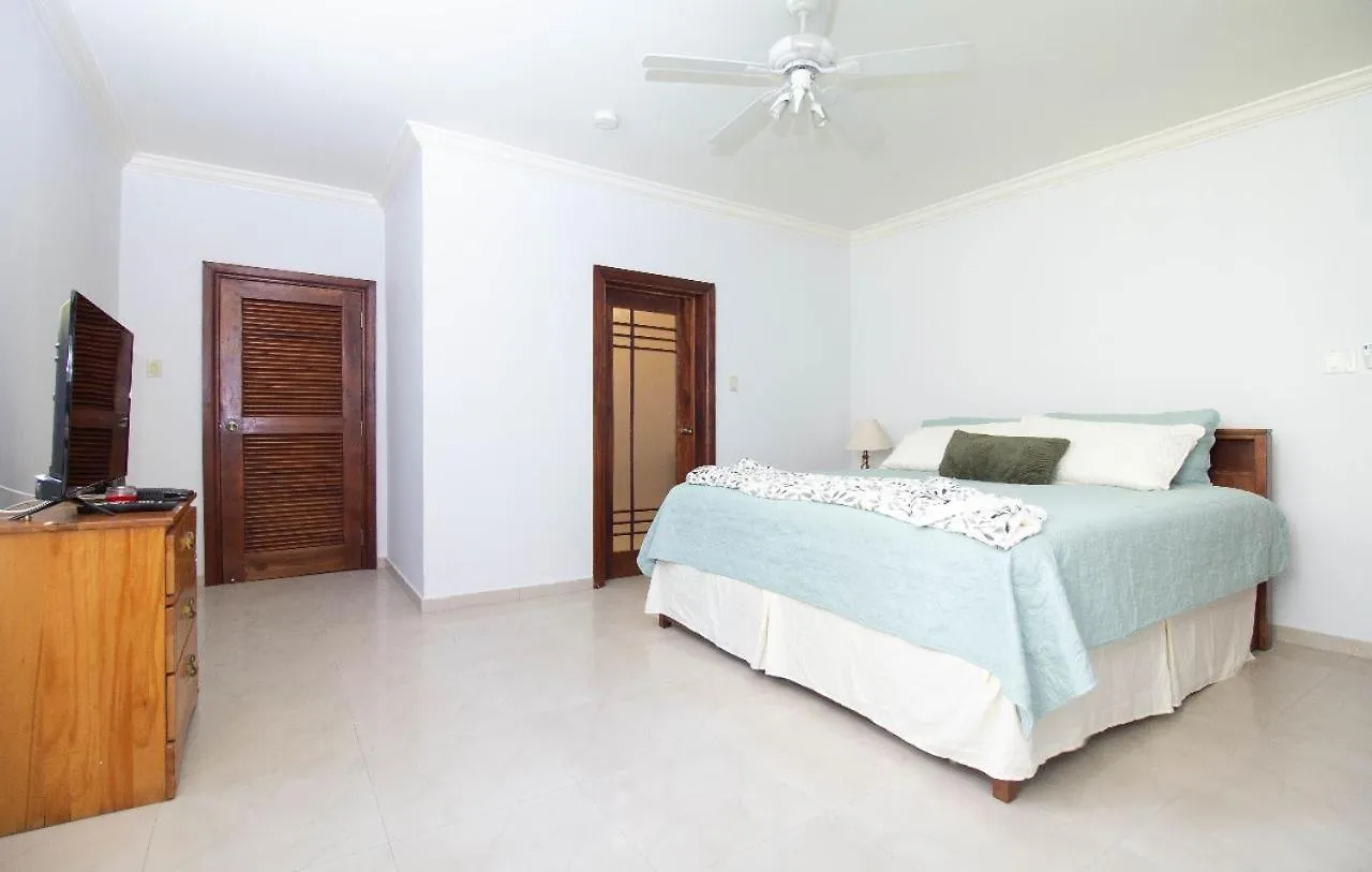 Crystal Cove Oceanfront/ 2 Bedroom Condo Ocho Rios Aparthotel