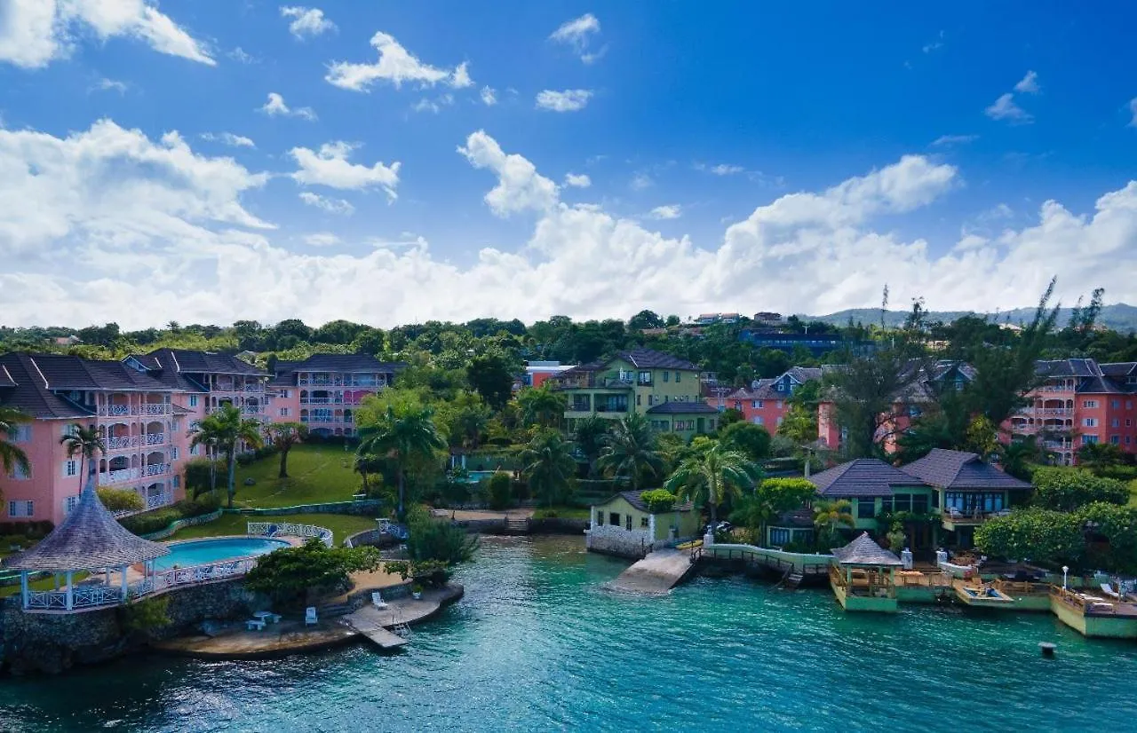 Crystal Cove Oceanfront/ 2 Bedroom Condo Ocho Rios